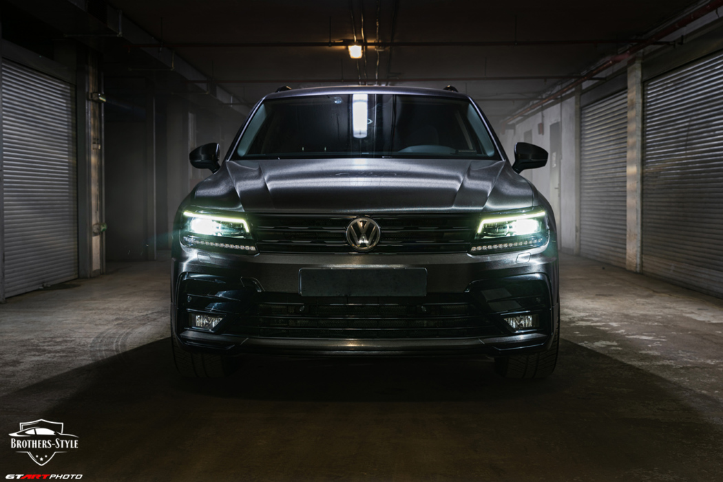 Оклейка Volkswagen Tiguan Sportline – Чёрный шлифованный металл