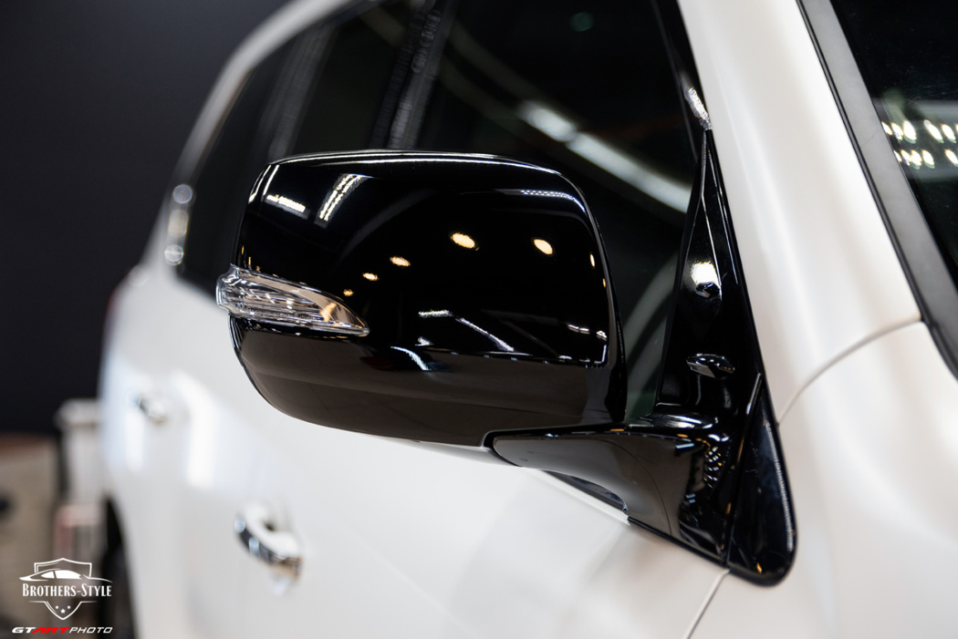 Lexus LX 570 - оклейка зеркал чёрным глянцевым полиуретаном GSuit Black Night Gloss Panoramic