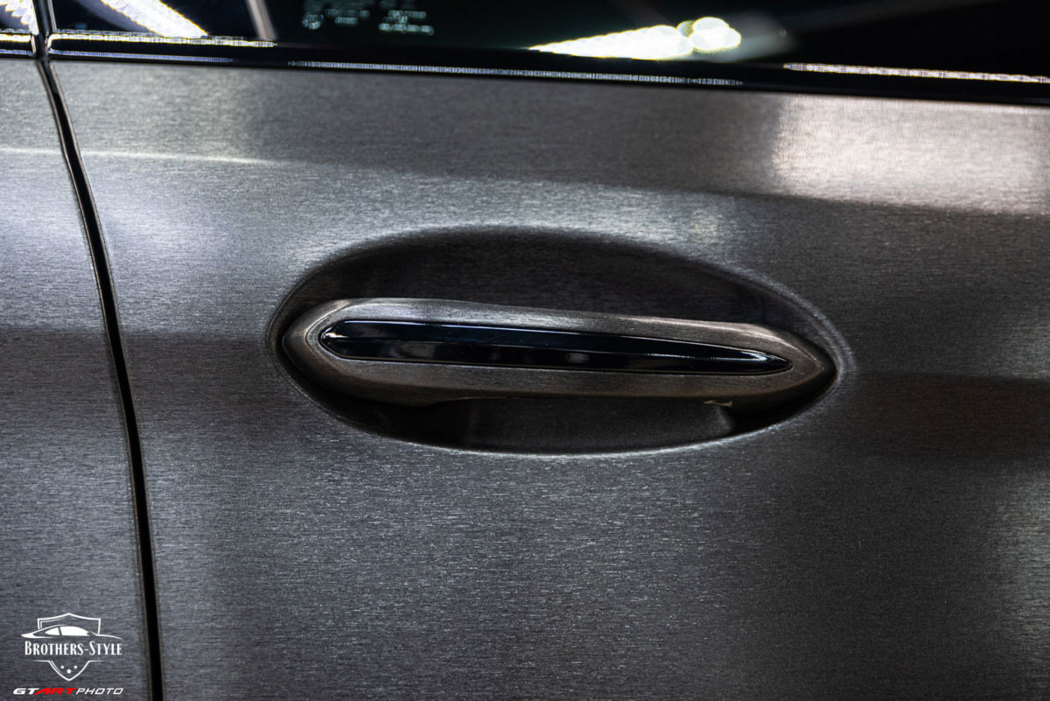 Оклейка BMW 5 G30 - Чёрный шлифованный металл