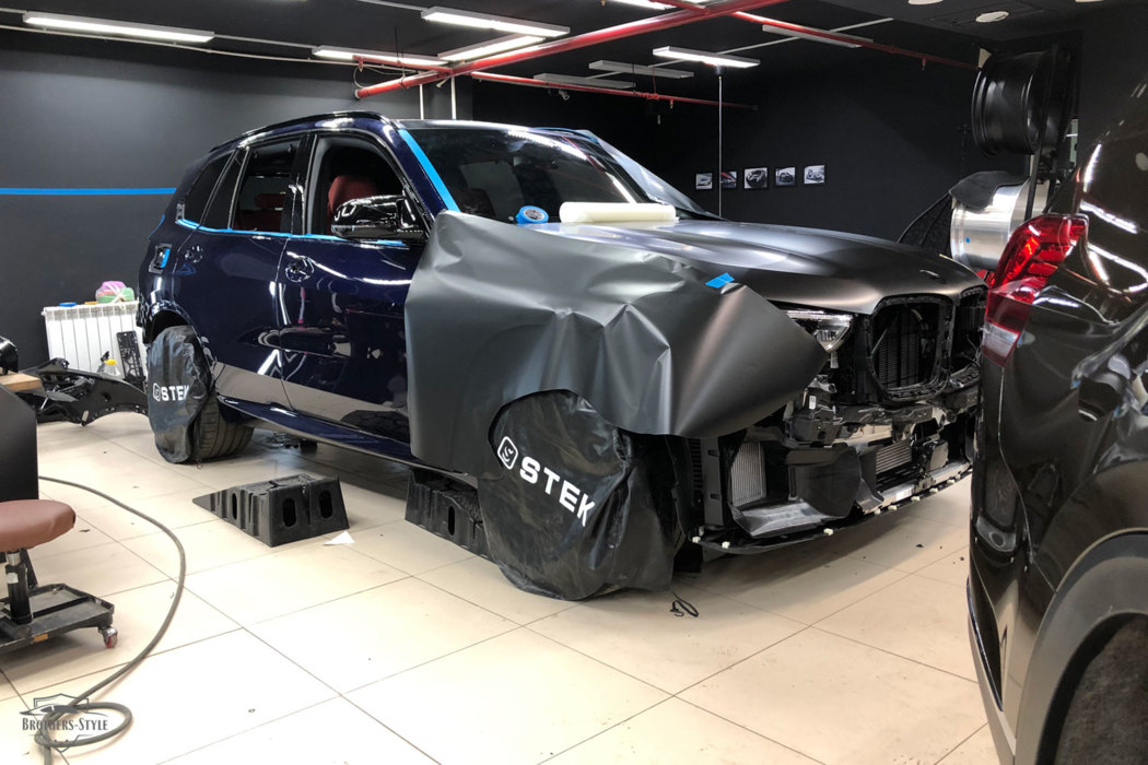 Оклейка автомобиля BMW X5 M Competition чёрной матовой плёнкой