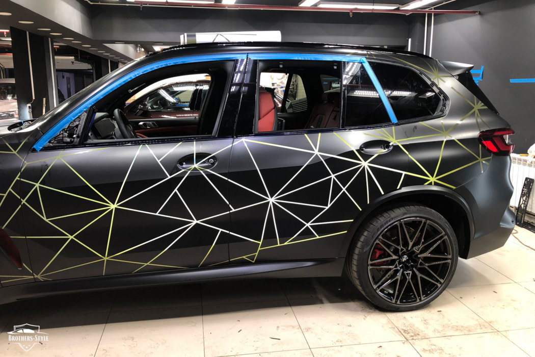Нанесение светоотражающих полос на BMW X5 M Competition