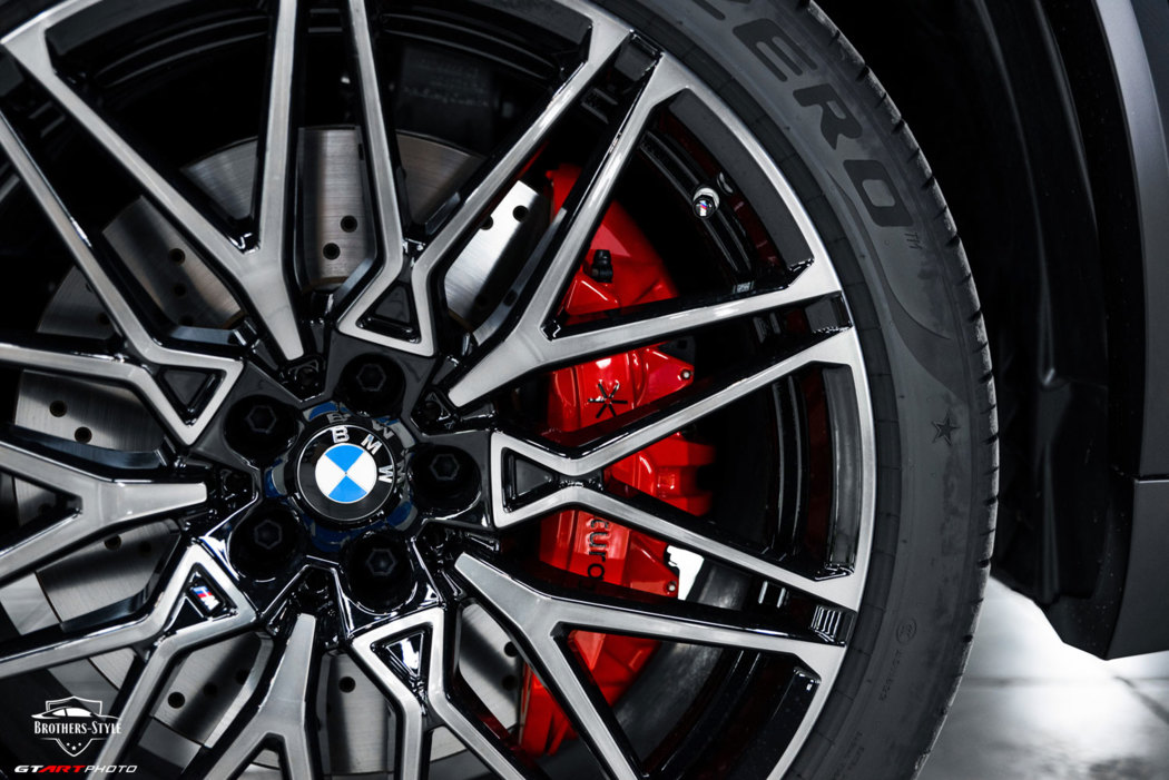 Покраска суппортов в красный глянец на BMW X5 M Competition