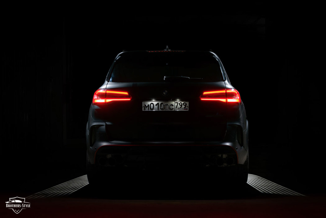 BMW X5 M Competition тонировка фонарей тонирующим полиуретаном GSuit Dark Black