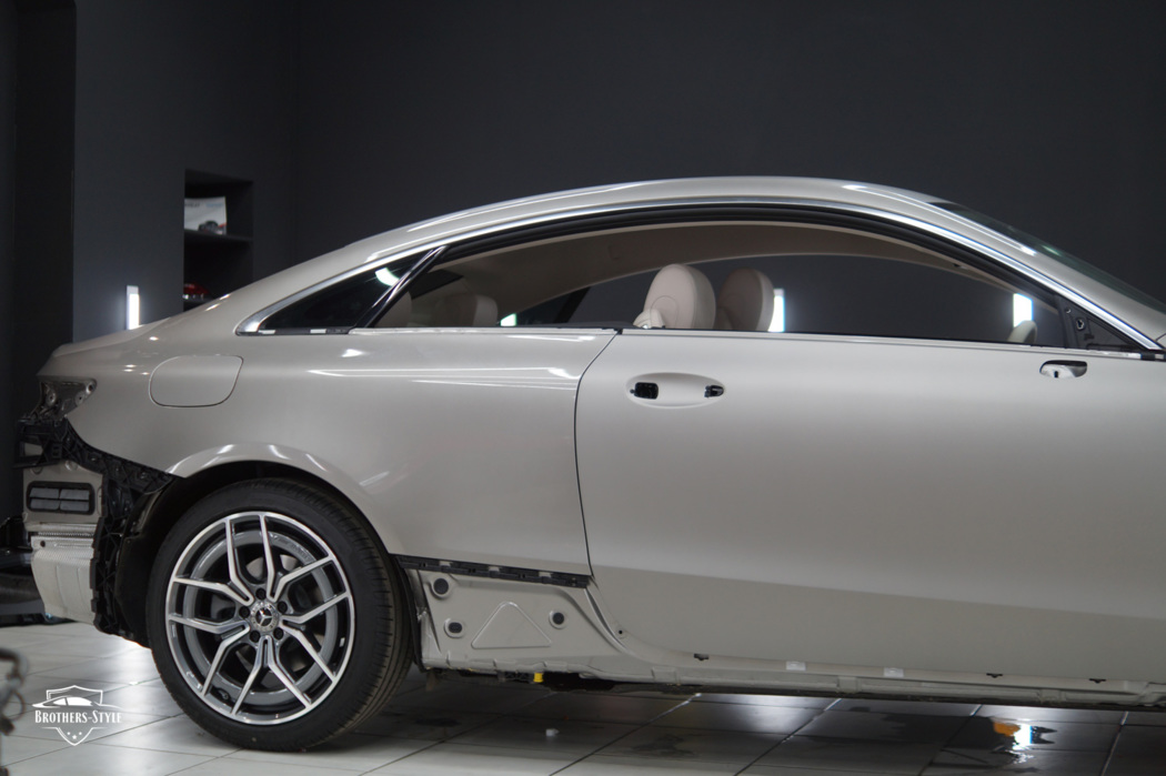 Оклейка Mercedes E-Class Coupe прозрачной матовой плёнкой