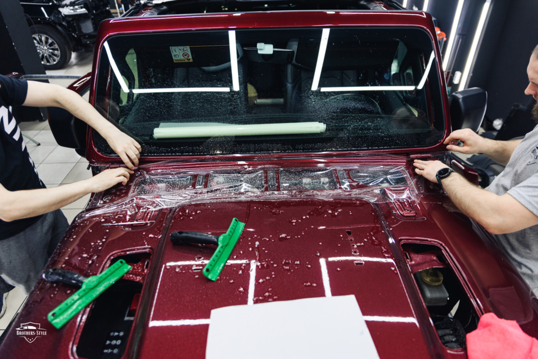 Оклейка Jeep Wrangler антигравийной плёнкой