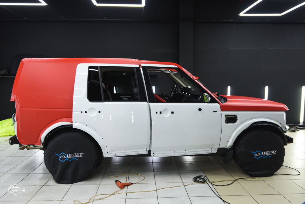 Оклейка Land Rover Discovery IV красной матовой плёнкой