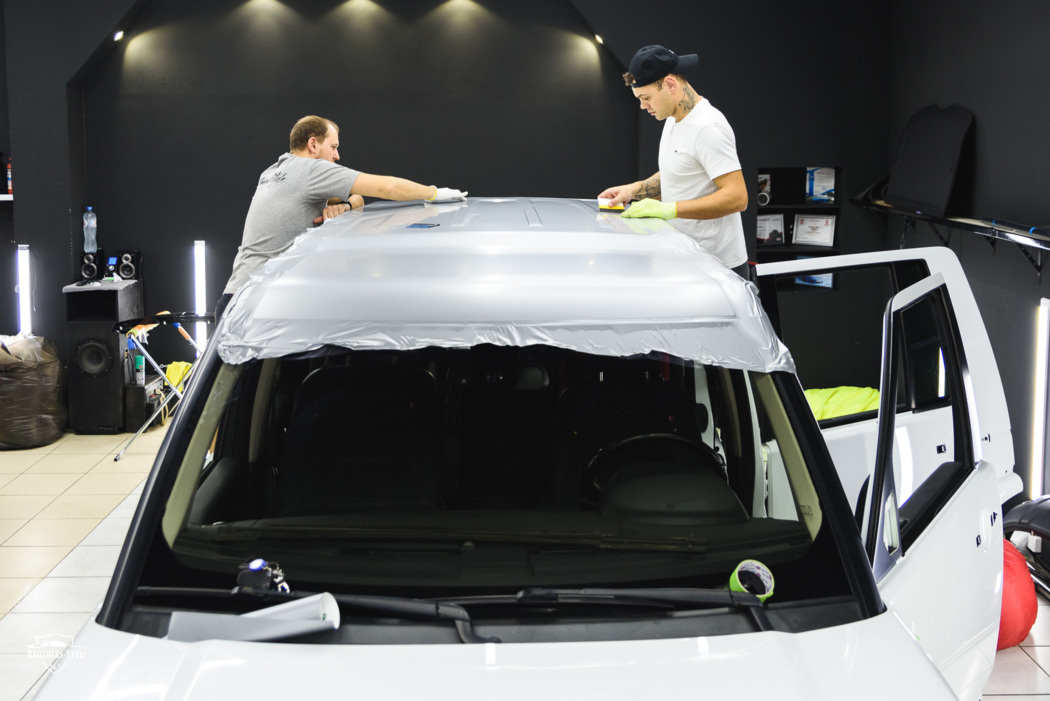 Оклейка крыши Land Rover Discovery IV плёнкой KPMF Matt Lightning