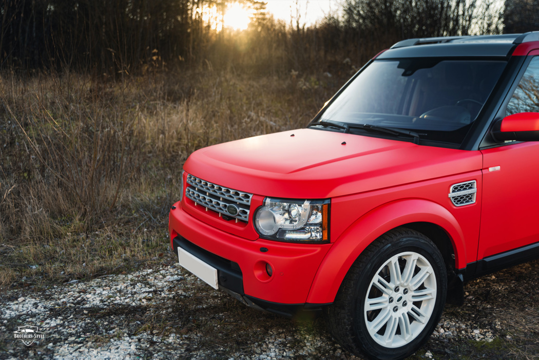 Красный матовый Land Rover Discovery IV
