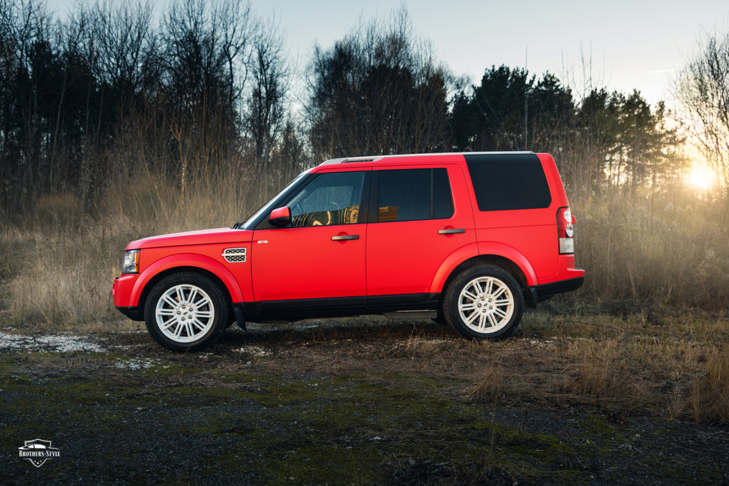 Красный матовый Land Rover Discovery IV
