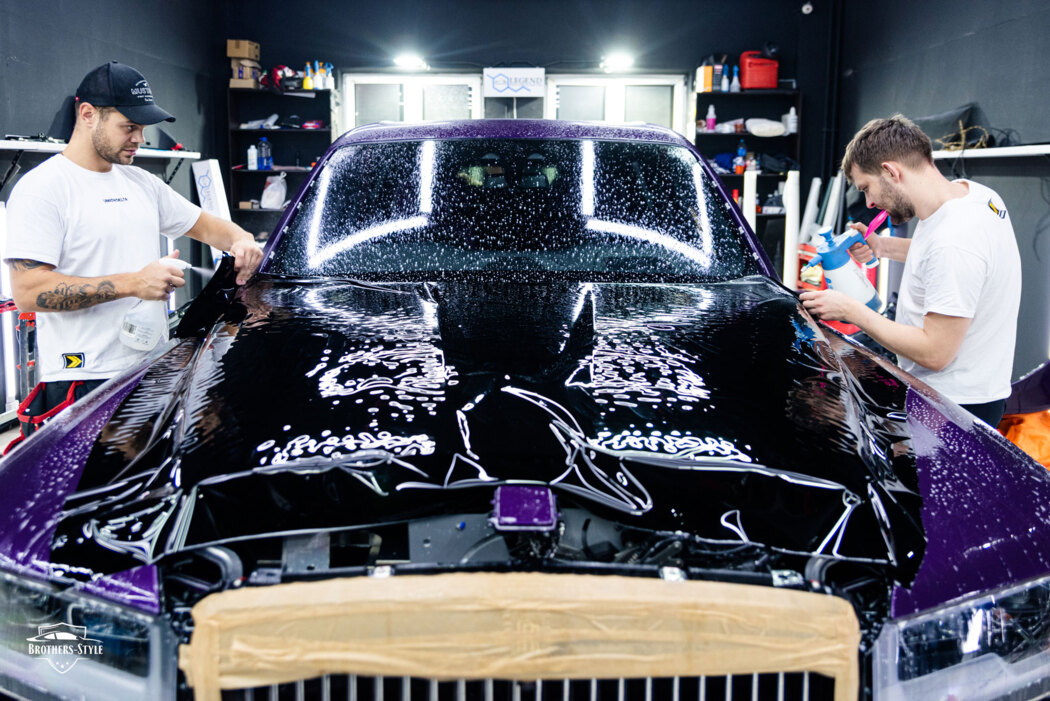 Оклейка капота Rolls-Royce Cullinan чёрным полиуретаном Legend Raven