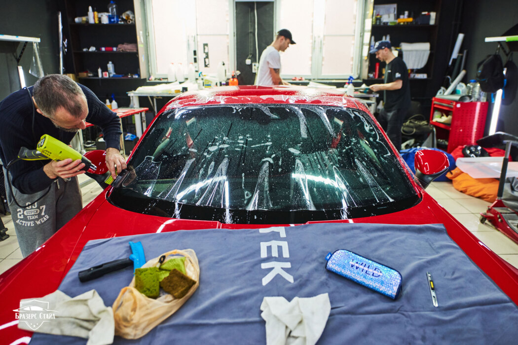 Бронирование лобового стекла  Porsche 911 GT3 плёнкой