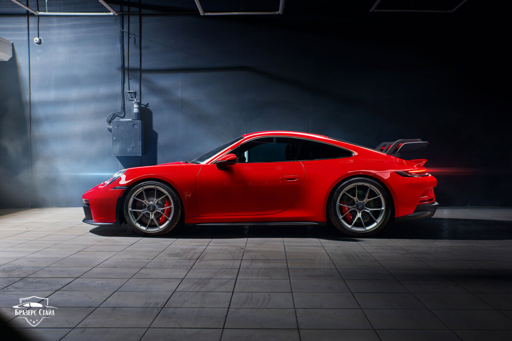 Яркой красный Porsche 911 GT3