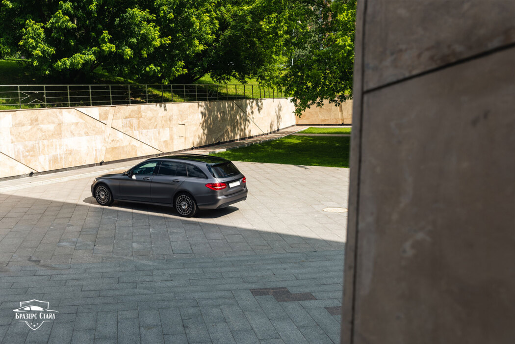 Mercedes-Benz C-class Estate в сером матовом цвете