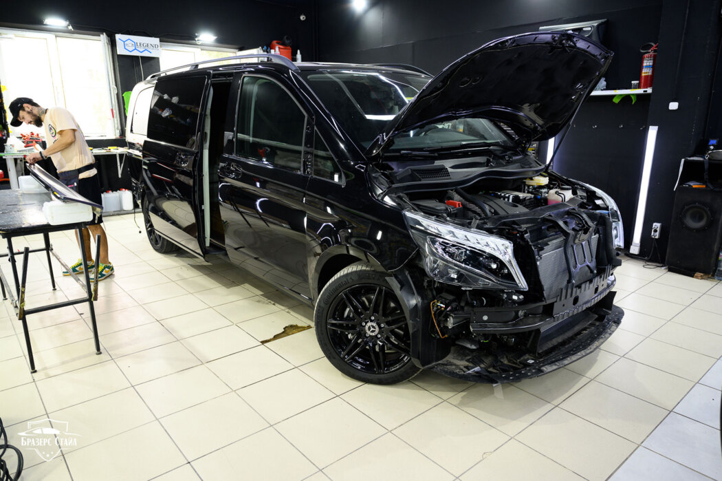 Чёрный Mercedes-Benz V-класса
