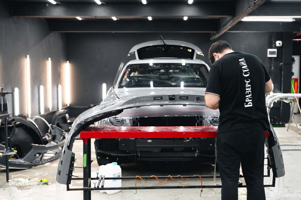 Оклейка Бентли Бентайга плёнкой STEK