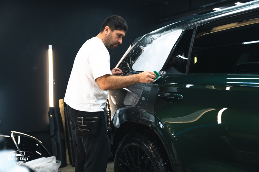 Оклейка Geely Monjaro матовой плёнкой