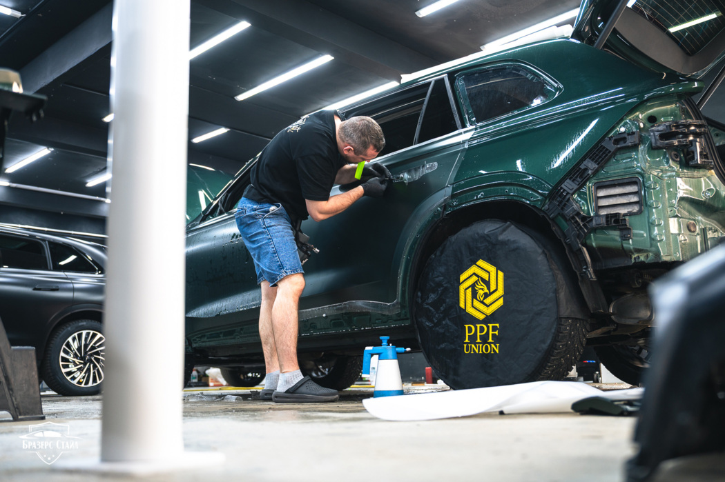 Оклейка Geely Monjaro матовой плёнкой