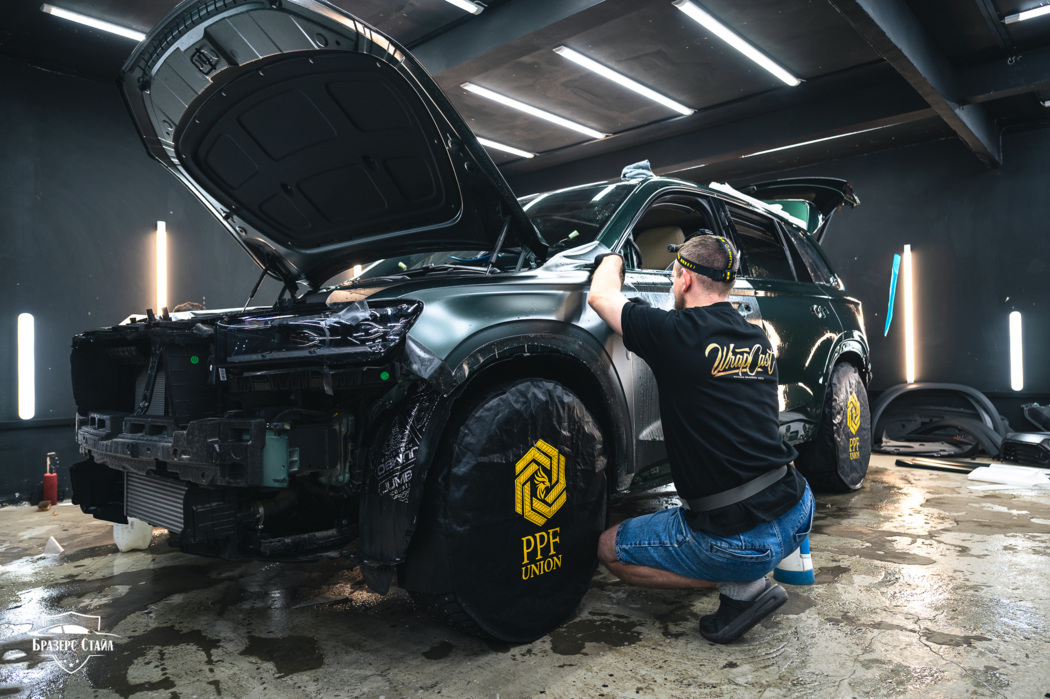 Оклейка Geely Monjaro матовой плёнкой