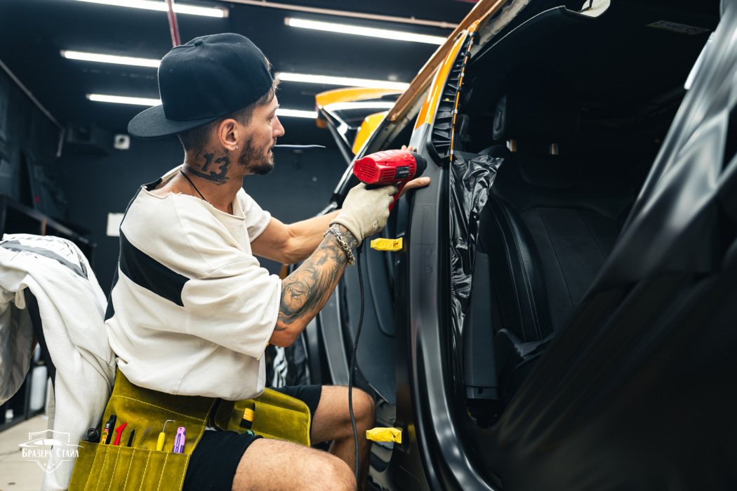 Оклейка Audi Q8 Оклейка Audi Q8 чёрной матовой плёнкой с проёмами