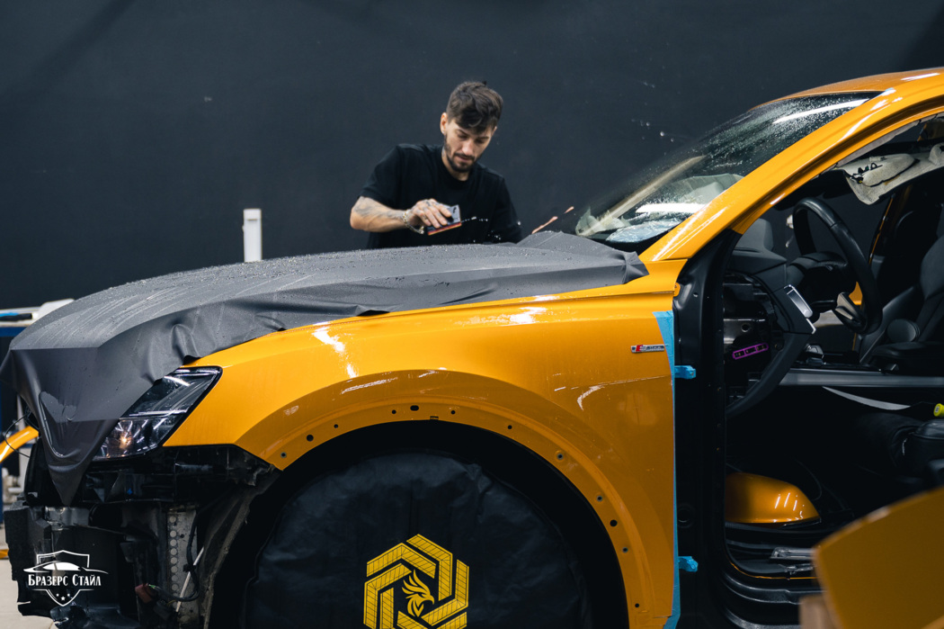 Оклейка Audi Q8 чёрной матовой плёнкой