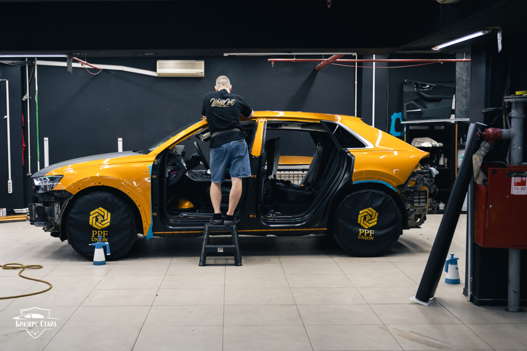 Оклейка Audi Q8 чёрной матовой плёнкой