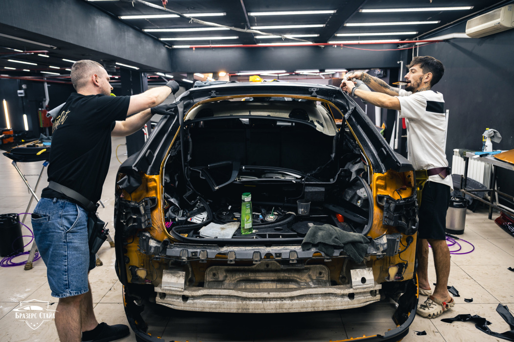 Оклейка Audi Q8 чёрной матовой плёнкой