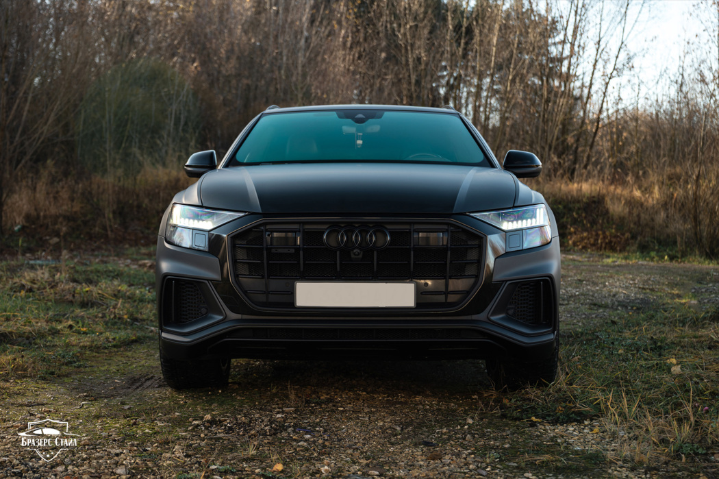 Чёрная матовая Audi Q8