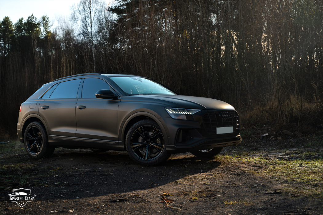 Чёрная матовая Audi Q8