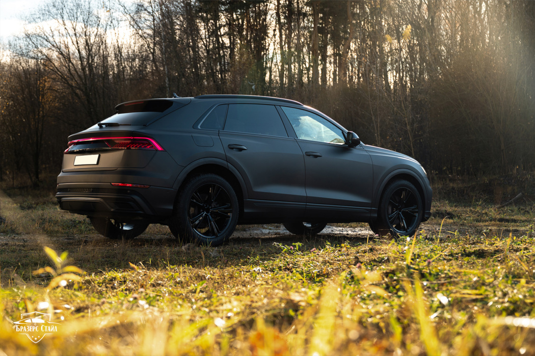 Чёрная матовая Audi Q8